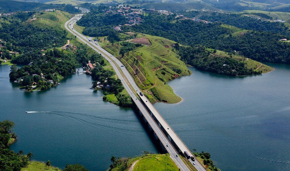 Vista aérea da rodovia D. Pedro I sobre a represa, imagem de capa do Relatório de Sustentabilidade 2025