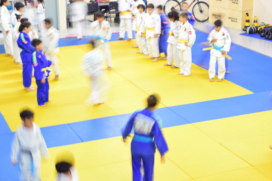 Aula de judô no projeto apoiado da APAJA, em Itatiba